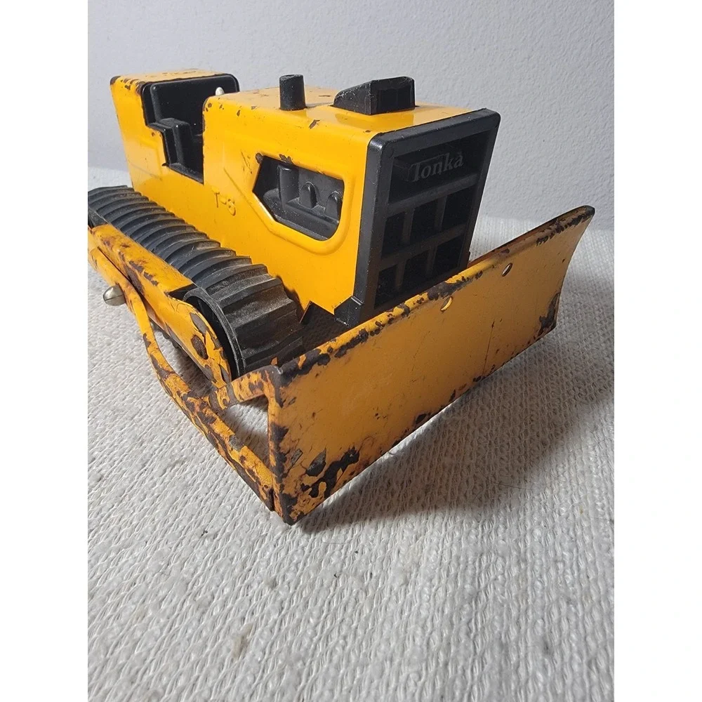 Vintage Tonka T-6 Bulldozer Pressed Steel Crawler Yellow Tractor Rubber Track